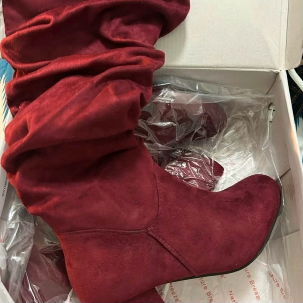 Cute burgundy knee boots 👢